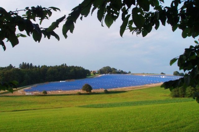 Der Solarpark Watzmannsberg: 16560 Module wurden mit Hilfe von bis zu 50 Arbeitern und Helfern in nur 5 Wochen professionell verbaut.